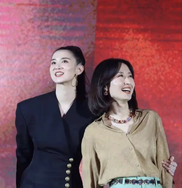 42歲宋佳和47歲劉敏濤同台,明明只差5歲卻如隔代,一個像大嬸,一個似姐姐