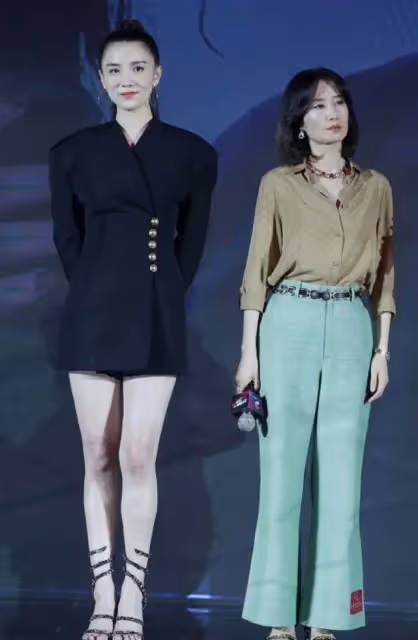42歲宋佳和47歲劉敏濤同台,明明只差5歲卻如隔代,一個像大嬸,一個似姐姐