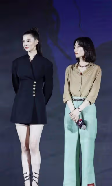 42歲宋佳和47歲劉敏濤同台,明明只差5歲卻如隔代,一個像大嬸,一個似姐姐