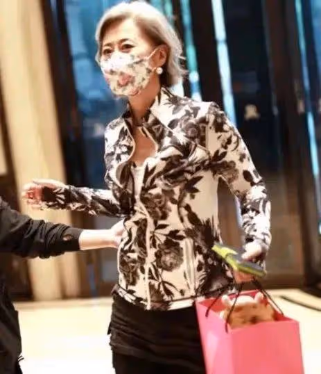 葉倩文真自信,60歲還穿「緊身」瑜伽褲,大嬸的年紀少女的身材
