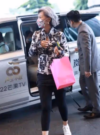葉倩文真自信,60歲還穿「緊身」瑜伽褲,大嬸的年紀少女的身材