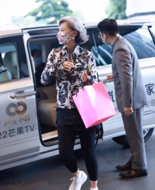 葉倩文真自信,60歲還穿「緊身」瑜伽褲,大嬸的年紀少女的身材