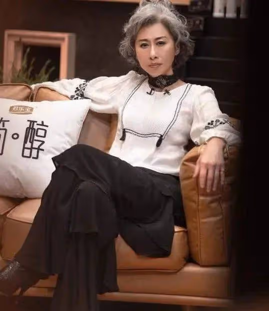 葉倩文真自信,60歲還穿「緊身」瑜伽褲,大嬸的年紀少女的身材