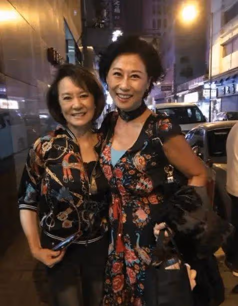 葉倩文真自信,60歲還穿「緊身」瑜伽褲,大嬸的年紀少女的身材