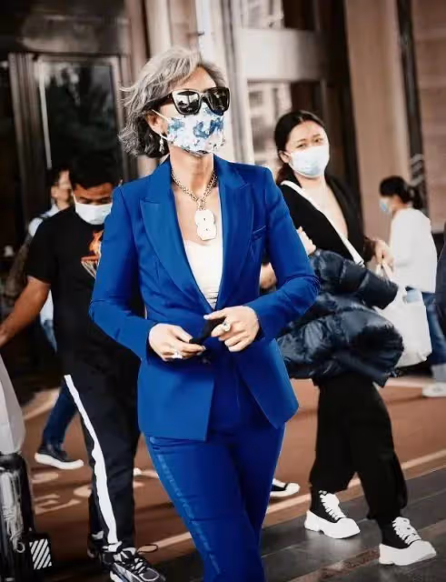 葉倩文真自信,60歲還穿「緊身」瑜伽褲,大嬸的年紀少女的身材