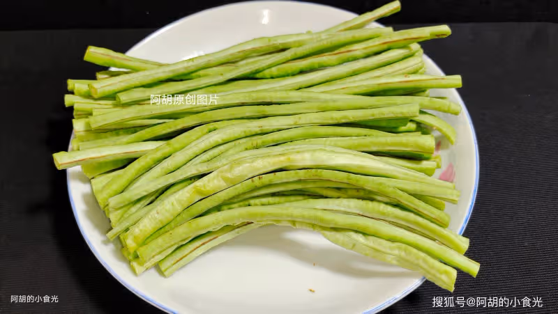 夏天這菜使勁吃,3塊一把的「菜中上品」!大火炒一盤,撬開你的味蕾、滿口鮮