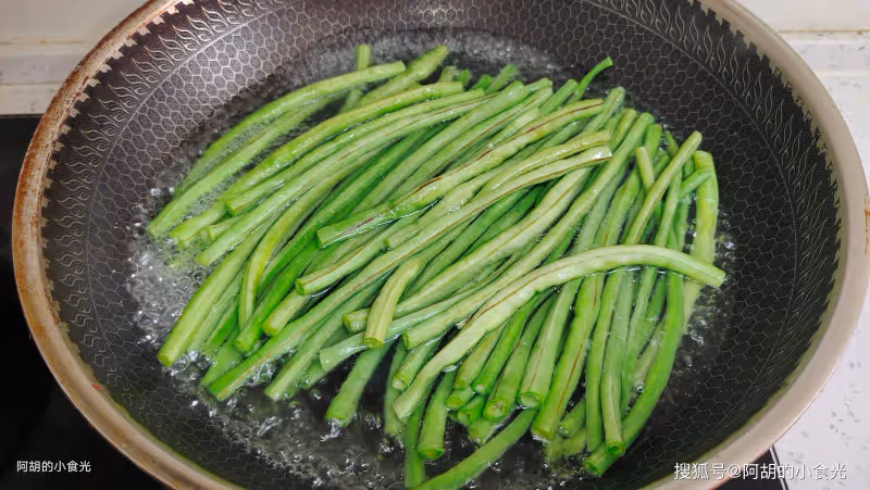 夏天這菜使勁吃,3塊一把的「菜中上品」!大火炒一盤,撬開你的味蕾、滿口鮮