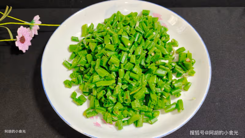 夏天這菜使勁吃,3塊一把的「菜中上品」!大火炒一盤,撬開你的味蕾、滿口鮮