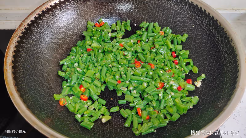 夏天這菜使勁吃,3塊一把的「菜中上品」!大火炒一盤,撬開你的味蕾、滿口鮮