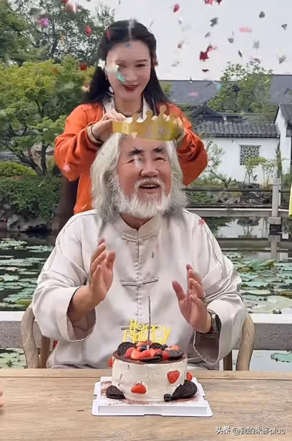 張紀中低調過大壽,3歲女兒給爸爸鼻子抹奶油,老爺子眼神寵溺