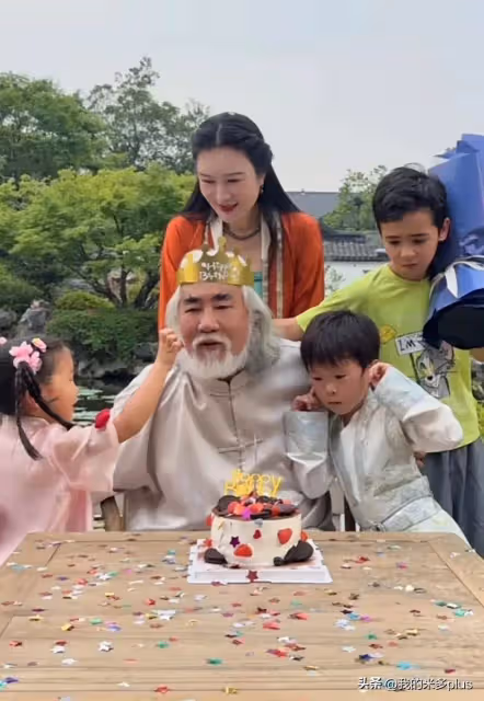 張紀中低調過大壽,3歲女兒給爸爸鼻子抹奶油,老爺子眼神寵溺