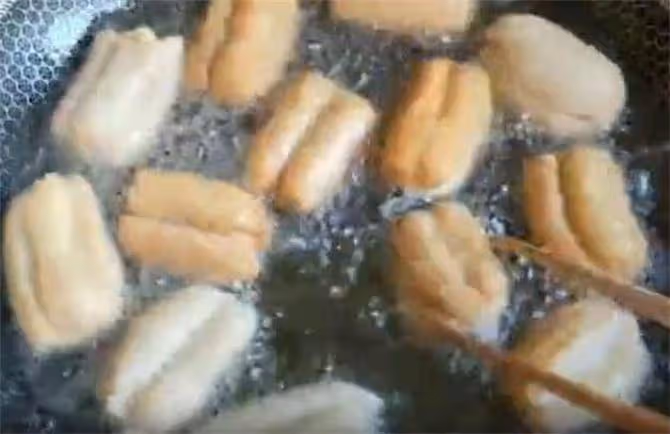 油條半成品做法,一次做30個放進冰箱,5分鐘就出鍋,一周不起早