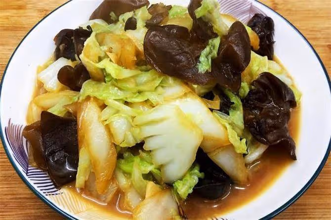 秋天要多吃白菜,分享一道白菜炒木耳,酸辣脆爽,開胃又下飯