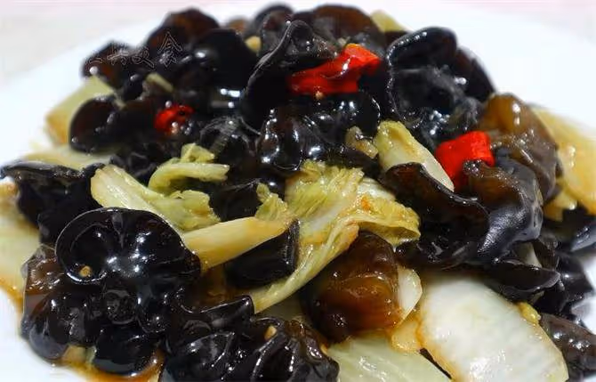 秋天要多吃白菜,分享一道白菜炒木耳,酸辣脆爽,開胃又下飯