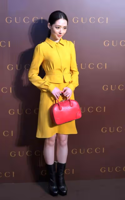 郭碧婷豪門氣質難掩,簡單穿黃色連衣裙配低馬尾,就這麼有高級感