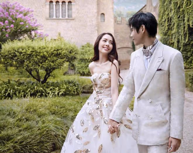 郭碧婷豪門氣質難掩,簡單穿黃色連衣裙配低馬尾,就這麼有高級感