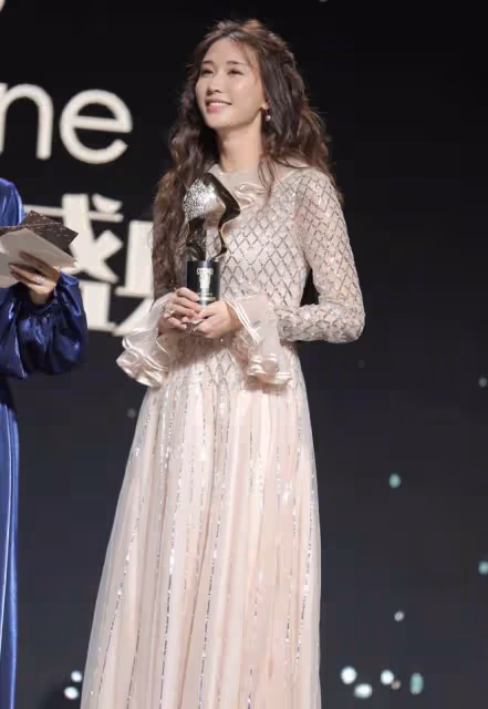 林志玲驚現幸福肥,穿紅色露肩連衣裙配長卷髮亮相,看至只有24歲