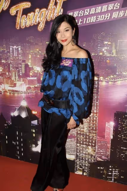 吳家麗一點也看不出57歲了,穿一字肩上衣配闊腿褲,超有國際范
