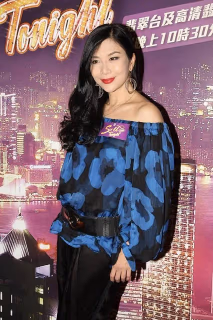 吳家麗一點也看不出57歲了,穿一字肩上衣配闊腿褲,超有國際范