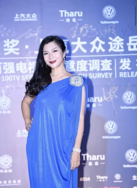 吳家麗一點也看不出57歲了,穿一字肩上衣配闊腿褲,超有國際范