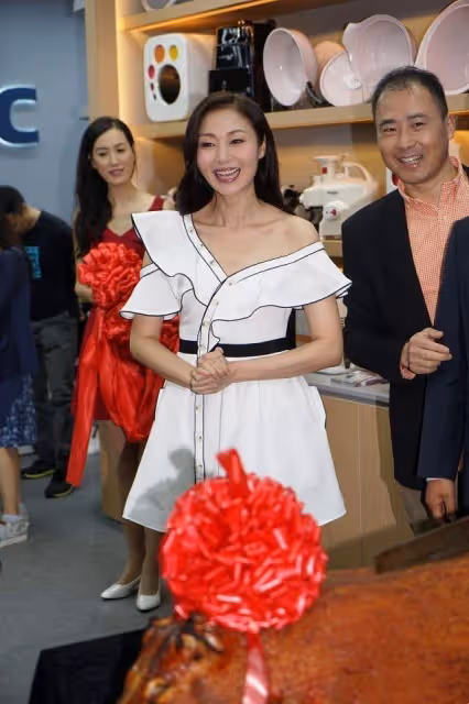 萬綺雯49歲還擁有超模腿，穿白色單肩連衣裙亮相，說她28歲不為過