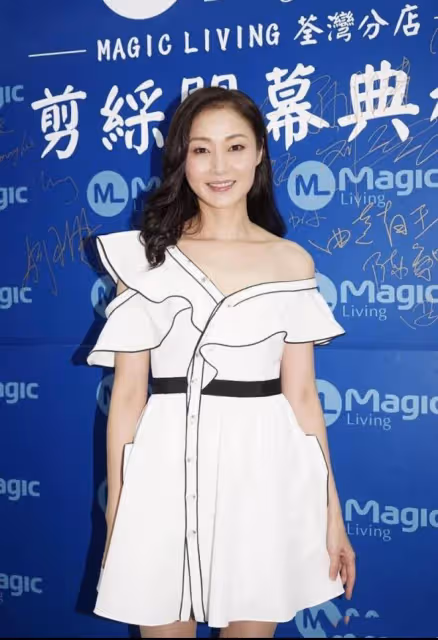 萬綺雯49歲還擁有超模腿，穿白色單肩連衣裙亮相，說她28歲不為過