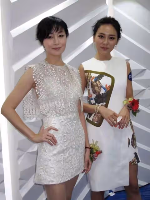 萬綺雯49歲還擁有超模腿,穿白色單肩連衣裙亮相,說她28歲不為過