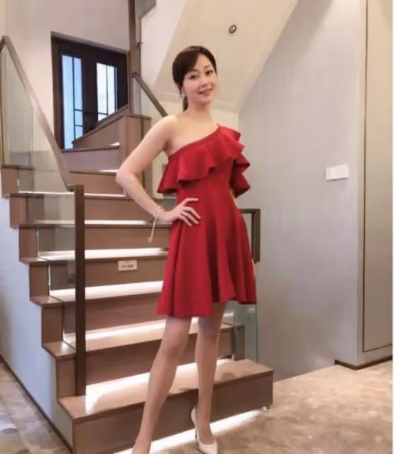 萬綺雯49歲還擁有超模腿,穿白色單肩連衣裙亮相,說她28歲不為過