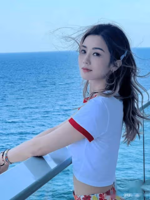 阿Sa神還原童年造型！連服裝也一樣！雖41歲仍甜美可愛