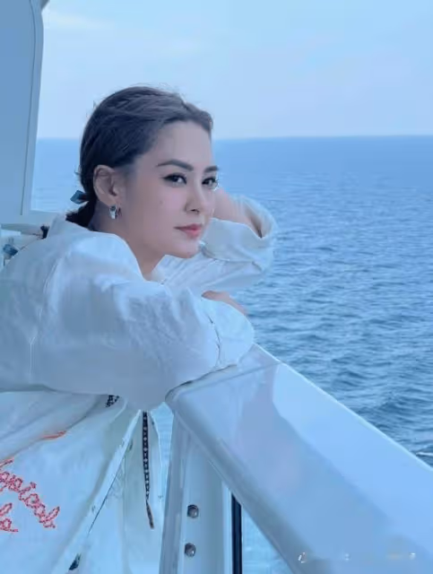阿Sa神還原童年造型！連服裝也一樣！雖41歲仍甜美可愛