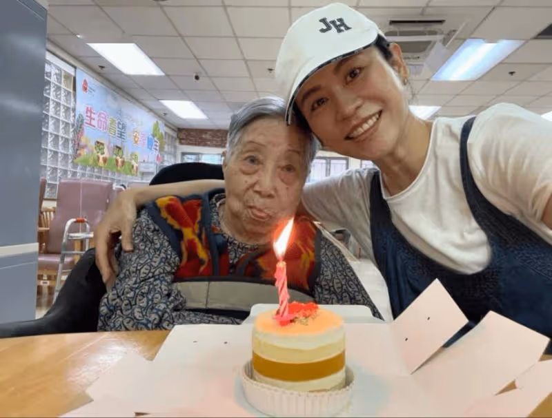53歲宣萱為101歲傭人慶生！大曬合照！感激「她將我當親生女養大」