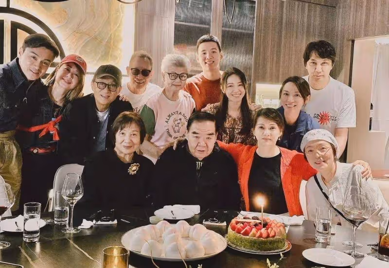 73歲港星鄭則仕新劇受歡迎!獲好友慶生,自曝慶幸兒女未入行