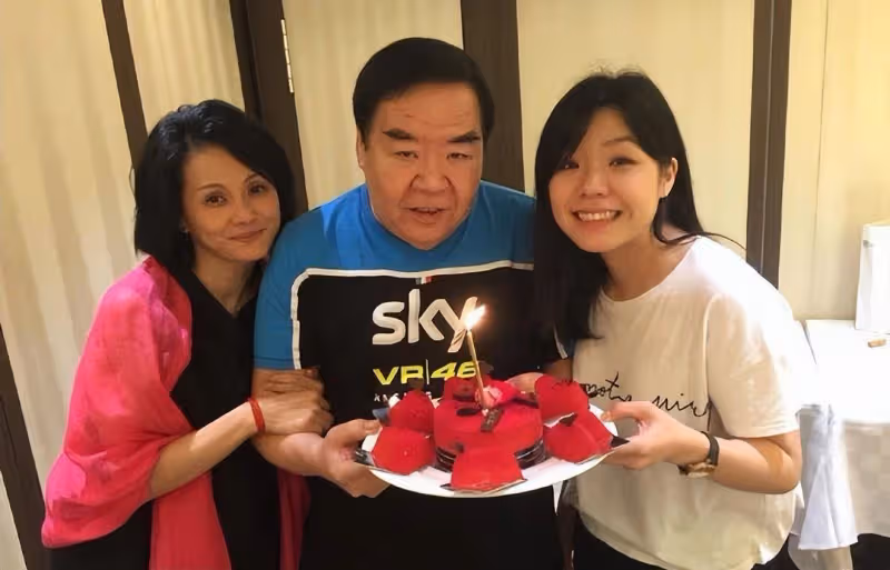 73歲港星鄭則仕新劇受歡迎!獲好友慶生,自曝慶幸兒女未入行