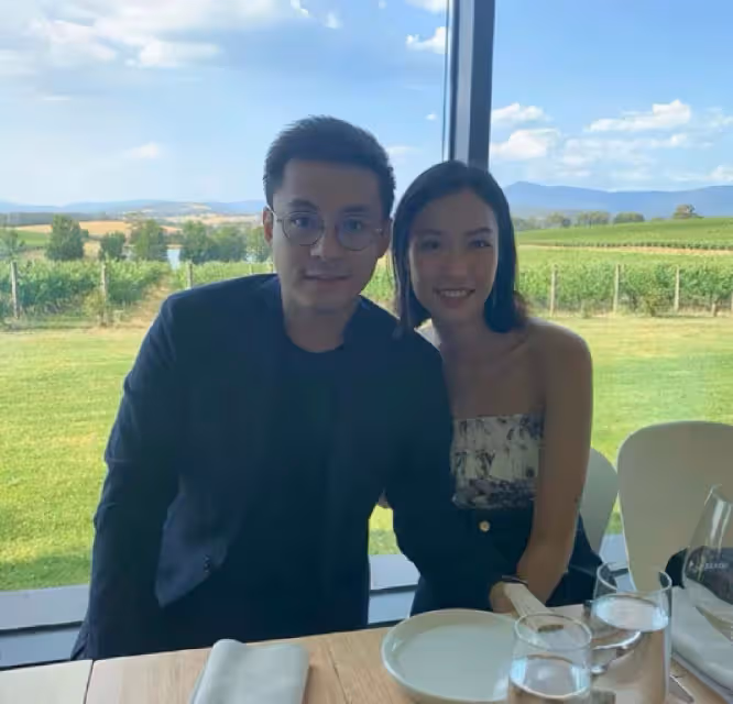 恭喜！35歲香港知名富二代霍啟仁即將結婚，向泰國女友求婚成功
