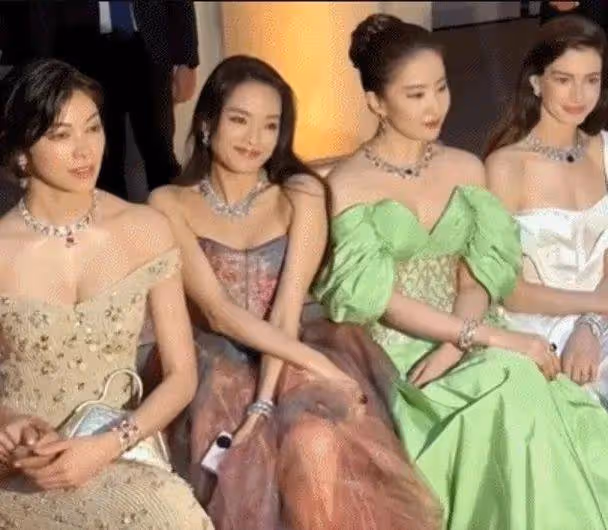 影后舒淇出席活動遭日本女星頂撞,無奈苦笑照片瘋傳,網友:她是心機女