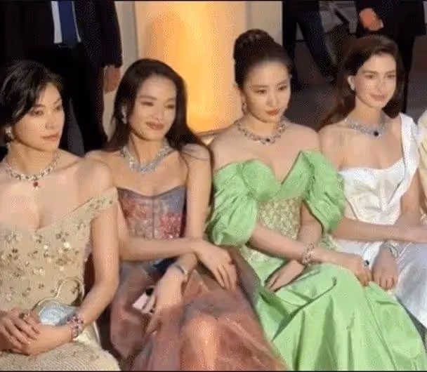 影后舒淇出席活動遭日本女星頂撞,無奈苦笑照片瘋傳,網友:她是心機女