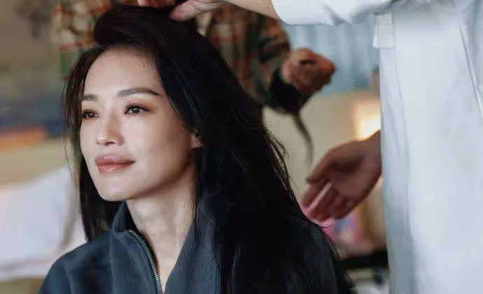 影后舒淇出席活動遭日本女星頂撞,無奈苦笑照片瘋傳,網友:她是心機女