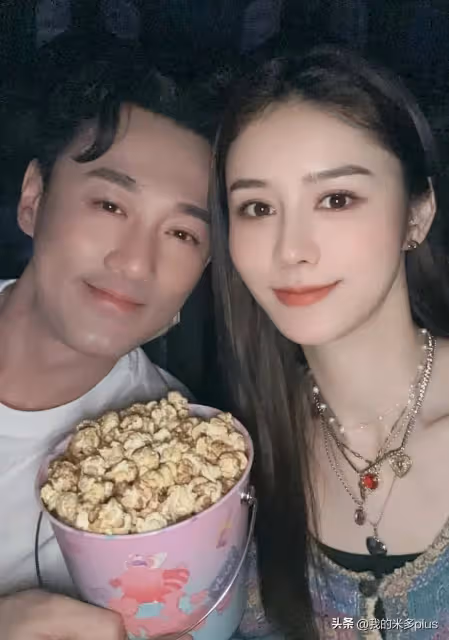 張馨月和老公看電影,林峯手捧爆米花太溫柔,合影摟著老婆秀恩愛