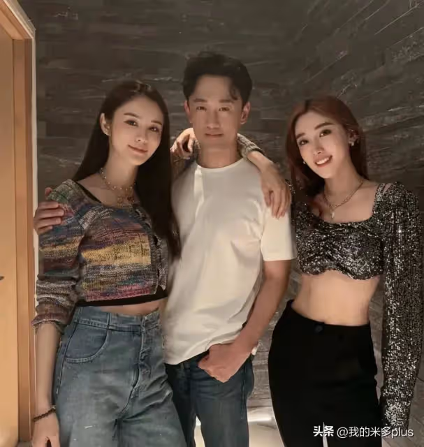 張馨月和老公看電影,林峯手捧爆米花太溫柔,合影摟著老婆秀恩愛