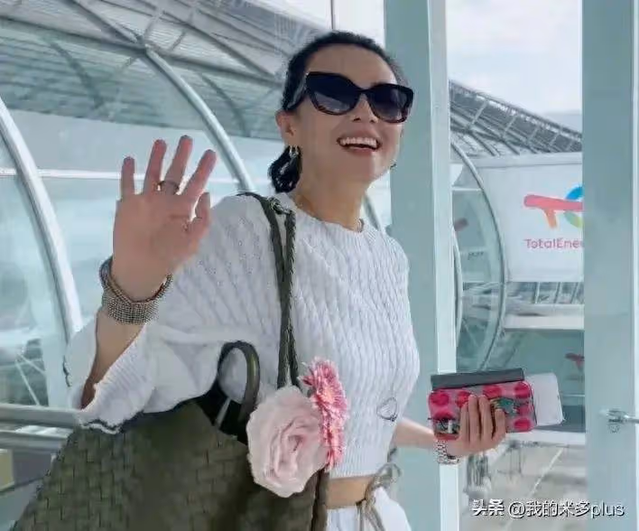 章子怡坎城素顏試禮服,屏保是8歲女兒照片,母女隔空親吻好有愛