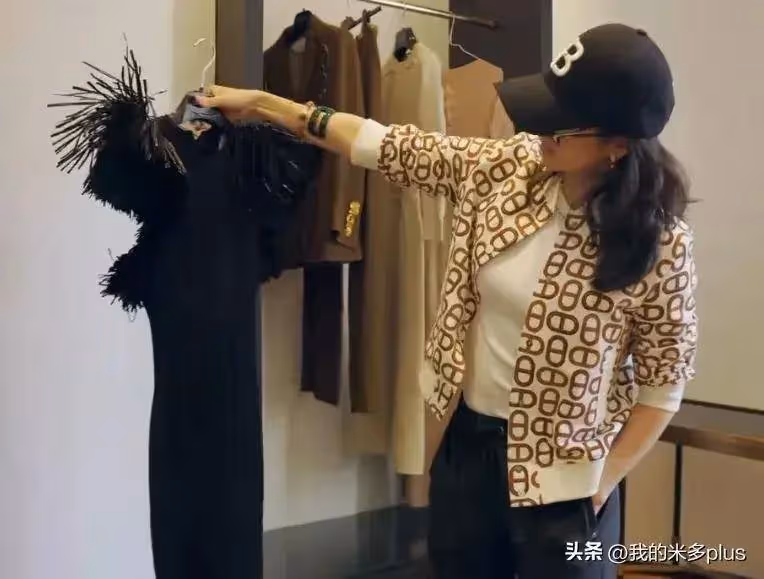章子怡坎城素顏試禮服,屏保是8歲女兒照片,母女隔空親吻好有愛