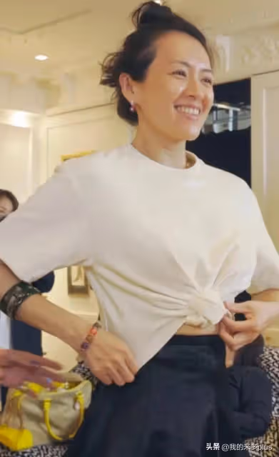 章子怡坎城素顏試禮服,屏保是8歲女兒照片,母女隔空親吻好有愛