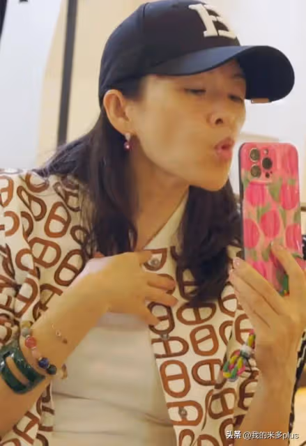章子怡坎城素顏試禮服,屏保是8歲女兒照片,母女隔空親吻好有愛