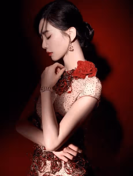 劉詩詩杏花色雲紗綴花長裙，紅玫瑰點綴熱烈如火，溫柔優雅又迷人