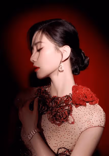 劉詩詩杏花色雲紗綴花長裙，紅玫瑰點綴熱烈如火，溫柔優雅又迷人