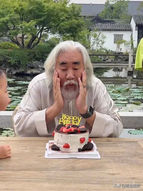 張紀中73歲生日,妻子兒女都在身邊為其慶生,大兒子貼心給他擦臉