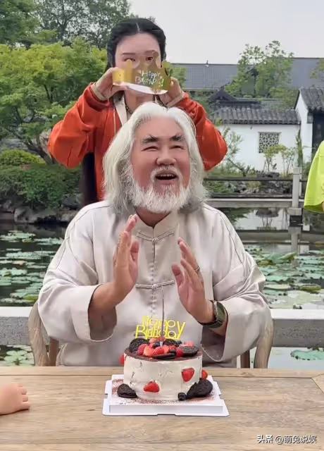 張紀中73歲生日,妻子兒女都在身邊為其慶生,大兒子貼心給他擦臉