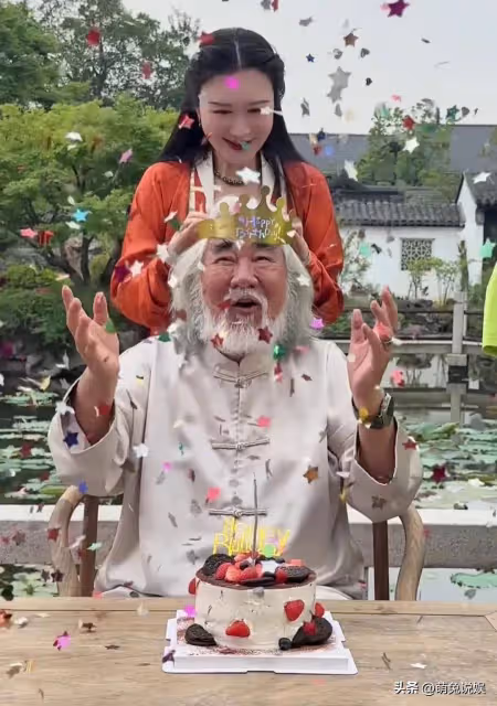張紀中73歲生日,妻子兒女都在身邊為其慶生,大兒子貼心給他擦臉