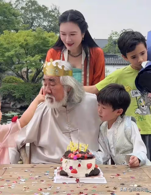 張紀中73歲生日,妻子兒女都在身邊為其慶生,大兒子貼心給他擦臉