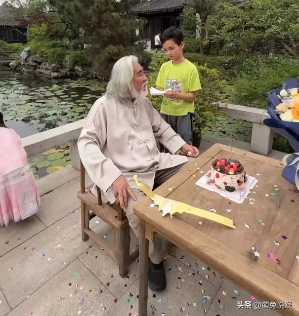 張紀中73歲生日,妻子兒女都在身邊為其慶生,大兒子貼心給他擦臉
